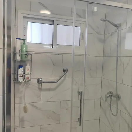 Fantastic 1-bedroom With Sea View דירה *